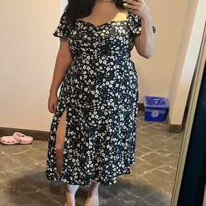 Shortsleeved flowy floral dress